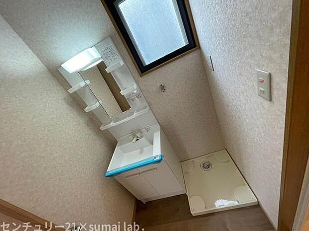 ■現地洗面所写真■小窓付きの洗面室は、毎朝心地よい光を運んでくれるので、すがすがしい気持ちで1日をスタートできます