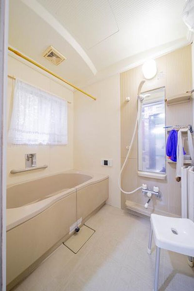 洗い場は小さなお子様と入っても広々スペース！物干し竿が付いているので、浴室内干しも可能です♪小窓付きでカビ対策もばっちりです！