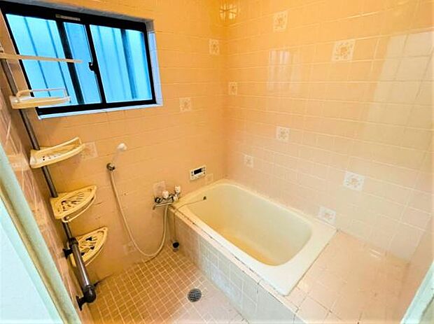 窓があり明るく換気もすぐにできる落ち着いた色味のバスルーム。