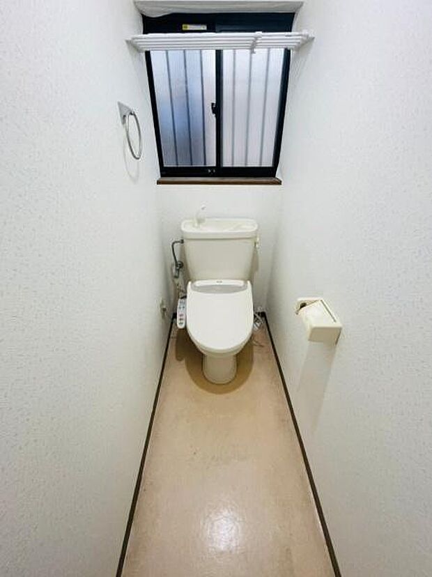換気と明るさに配慮した、清潔感溢れるトイレです。