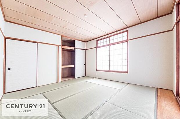 タタミの香りが安らぎを与える、リラックス空間。窓も大きく開放感のある和室となっております。日本人の心感じる「和」の空間。井草の香り漂う空間は癒しのひと時を演出してくれます！