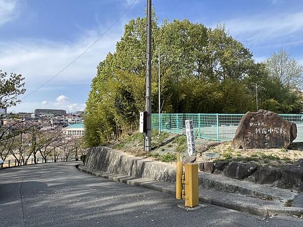 朝霧中学校まで1900m