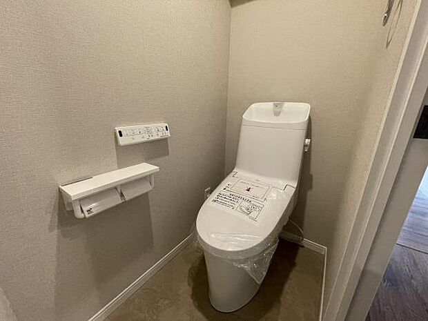 ■■Toilet■■清潔な空間を保ちたいトイレはオフホワイトでまとめました。毎日使う場所だからこそお手入れも楽々にできる機能が搭載されております。汚れが付着しにくい便器はお掃除も楽々です。