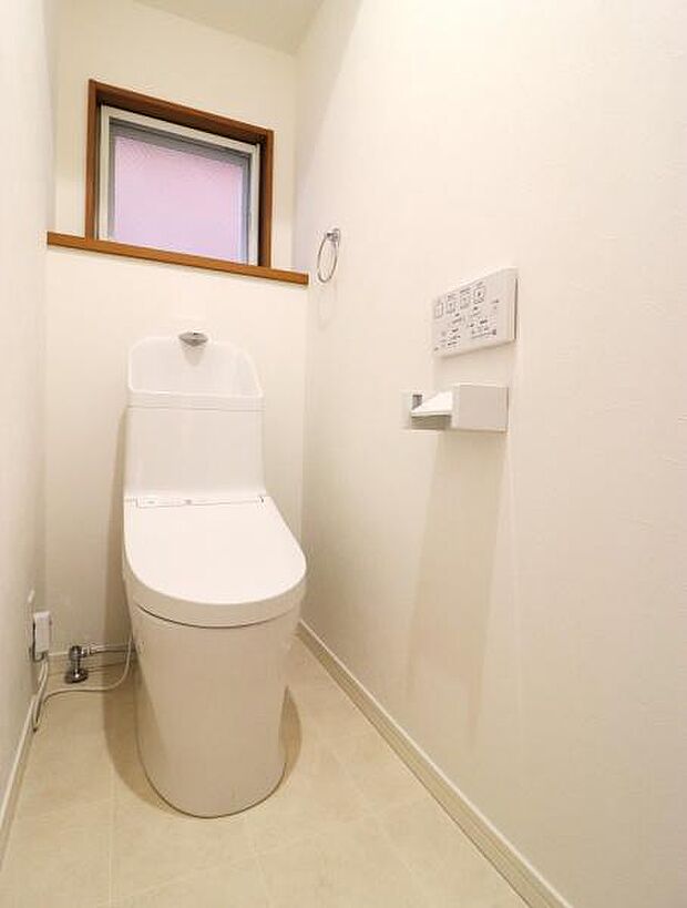 トイレには快適な温水洗浄便座付で、温水によって洗浄する機能を持った便座であり、清潔に保ちます。お手入れも簡単になりました。