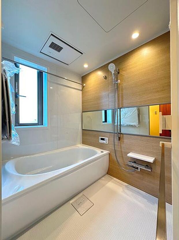 1坪以上広さを設けた浴室でゆったりバスタイムをお楽しみいただけそうです。自動洗浄機能付きで便利です