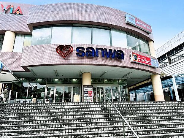 sanwa堀之内店まで1811m、スーパー三和堀之内店まで1811メートルです。サンドラッグ京王堀之内駅前店も併設しております。