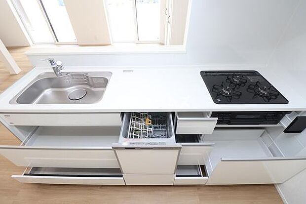 3口タイプのオープンキッチンは収納が豊富！毎日のお掃除もしやすい設計になっています