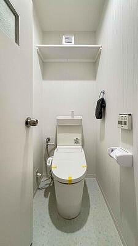 上部棚付き 温水洗浄便座一体型トイレ