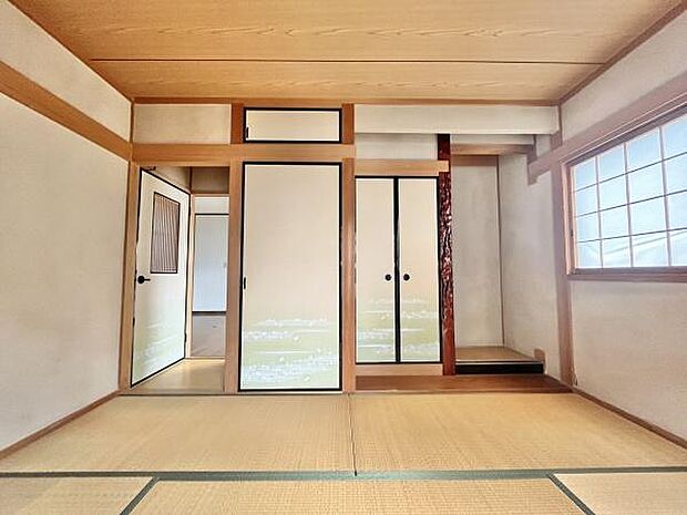 和室も南向きなので、陽当りの良いお部屋となっています♪過ごしやすい季節には太陽の暖かい光でお昼寝なんかも気持ちよさそうですね(^^♪