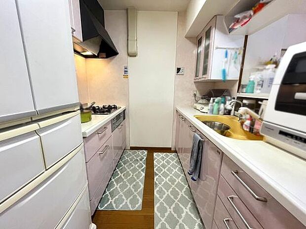【Kitchen】キッチン内の作業動線が短く家事のしやすい2列型キッチン！作業スペースや収納スペースも多くあります♪