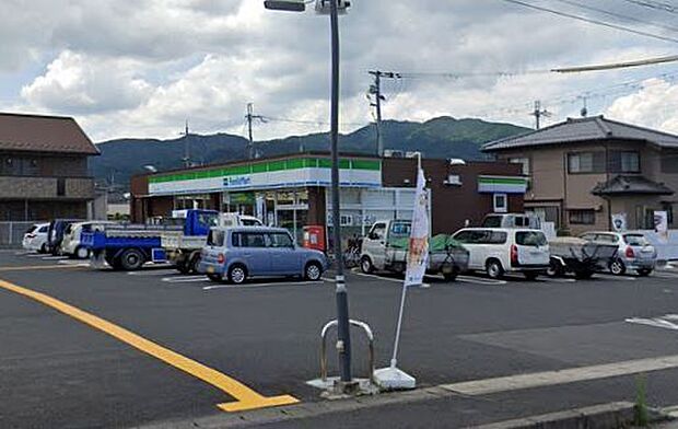 ファミリーマート貴生川駅前店まで1732m