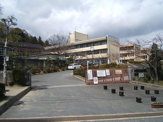 生駒市立俵口小学校まで1600m