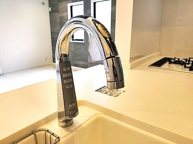 キッチンは高機能タッチレス水栓です。サッと手をかざして水が出て、サッと手をかざして水が止まる未来的な嬉しい機能です。