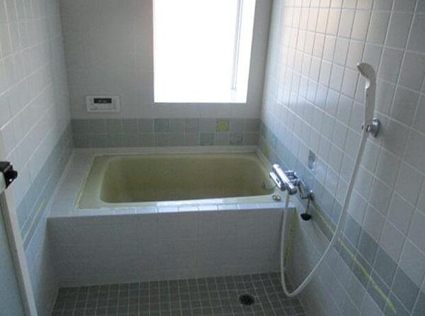 【浴室】浴室に窓があることで、日光を取り入れることができ、風通しがよく清潔に保てます。