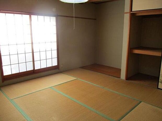 【和室】落ち着きのある明るい8畳の和室　玄関からの動線もよく、ゲストルームにも。