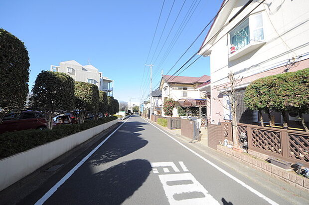 戸建てが立ち並ぶ静かな住宅街。四季折々の移り変わりを感じながら自然と楽しみ、暮らす、そんな毎日を日々の中で感じられる住環境 