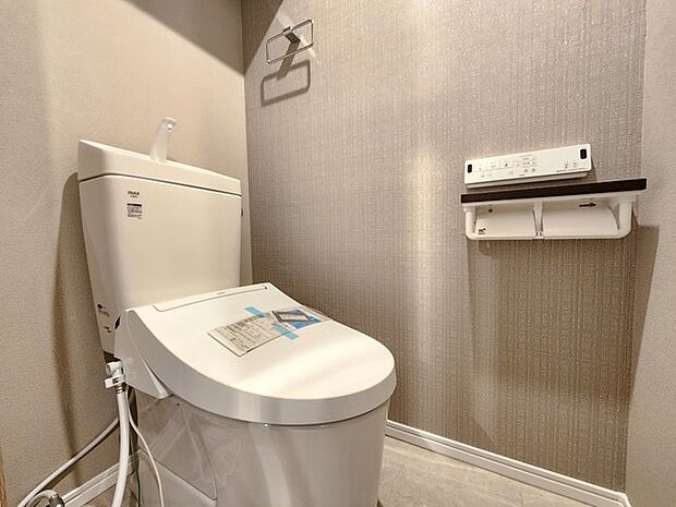 ウォシュレット機能付きのトイレ。換気のしやすい窓付きで、収納もあり実用性も兼ね備えた造り。 