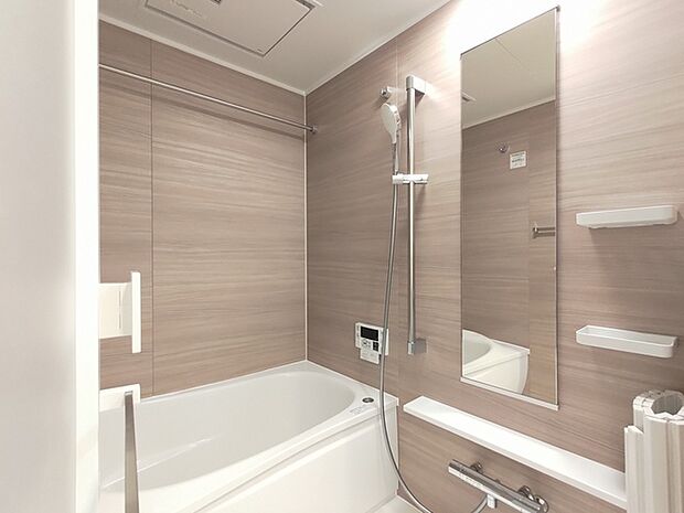 浴室暖房完備のバスルーム。 リノベーション済みにつき、水回り設備も全て新品です。
