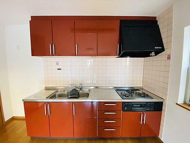 壁付のキッチンは上部に収納が作りやすいのがメリット。空間を有効活用したすっきりとしたデザイン。 