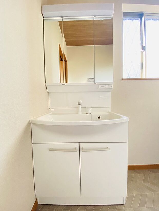 使い勝手の良い洗面台、窓があることで換気もしやすく清潔感のある空間を保てます。 