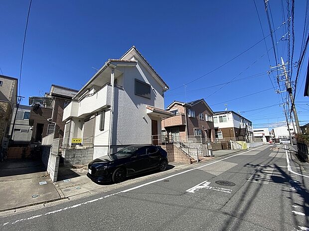 駐車が苦手な方にも嬉しい、前面6ｍ道路に面した住まい。 