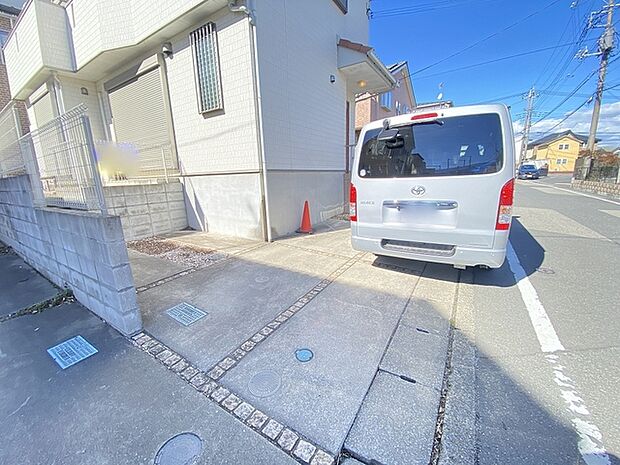 駐車場は2台まで駐車可能。マイカーの車幅もお確かめください。 