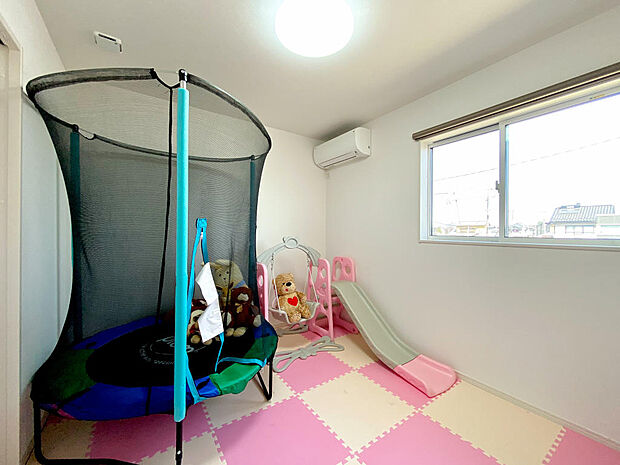 5.2帖の洋室は明るく子供部屋にピッタリです。十分な収納スペースもあり住空間をスッキリ広々とお使いいただけます。