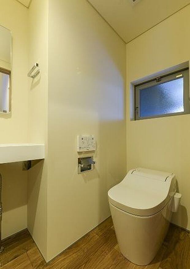 1Fトイレはタンクレスでお手入れもしやすいスッキリとしたものを採用しています。