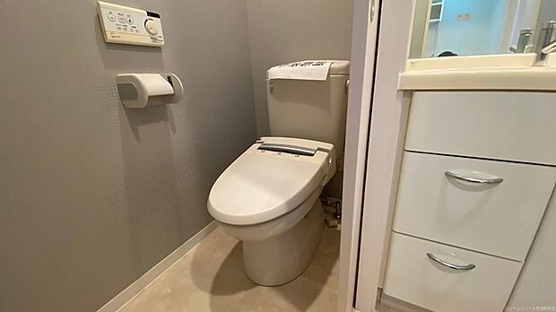 トイレ：温水洗浄便座を設置。