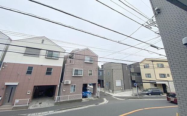 まわりに高い建物がなく、「空が広く」感じる立地です。景色や陽当りも良く住環境良好。