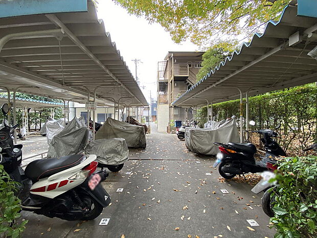 【バイク置き場】バイク置き場は屋外にございます。区画が番号で整理されているため駐車しやすく、乗り降りしやすいですね。空き状況や月額利用料については確認が必要ですので、お気軽にお問い合わせください