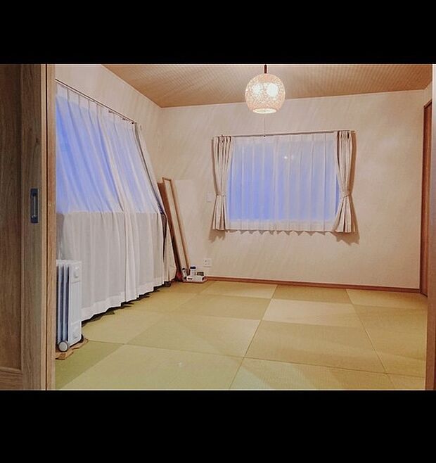 リビングに続く和室は8帖で広々しており、琉球畳とクロスに工夫がされております。和洋の調和をご実感ください。