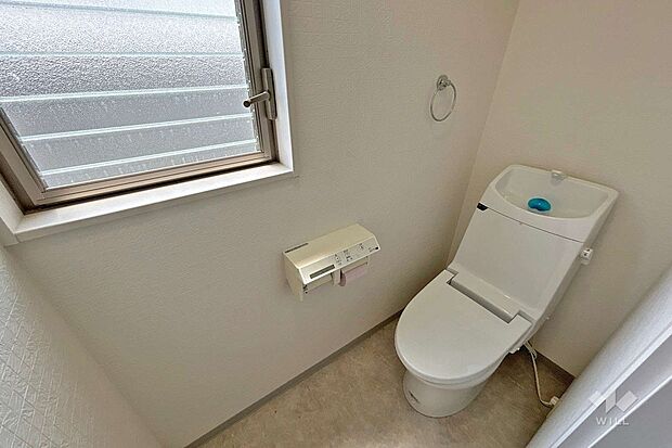 2階トイレ。換気窓があり、明るいトイレです！