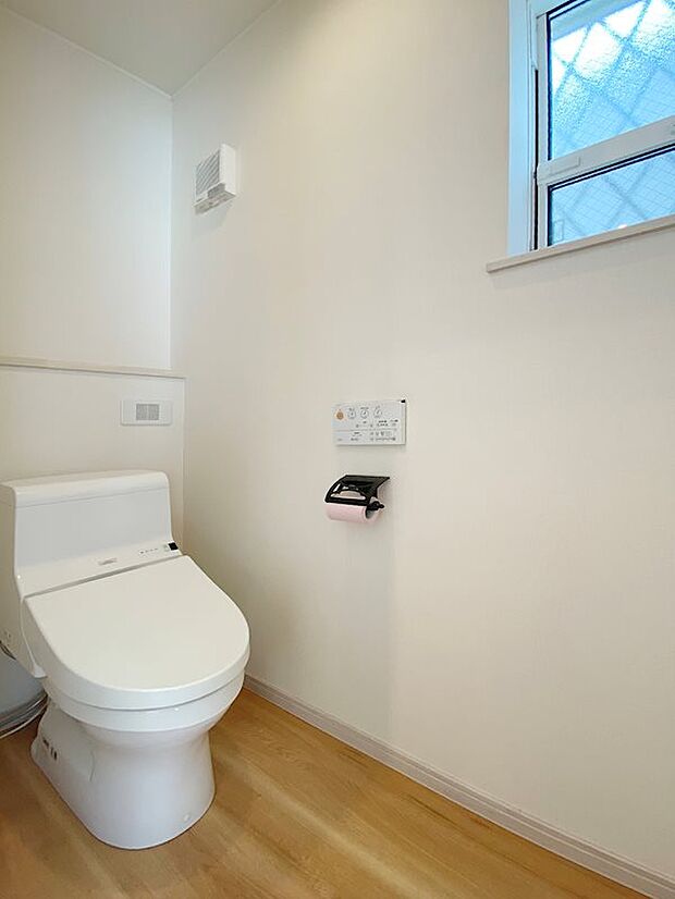 2階トイレ。こちらも温水洗浄機能付きです。
