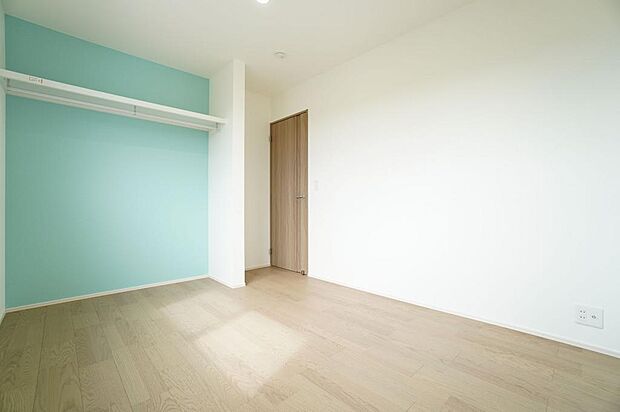2階6帖洋室。アクセントクロスの柄や色を変えることで部屋の雰囲気を変えています。 