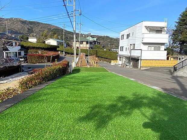 鮮やかなグリーンの人工芝です。