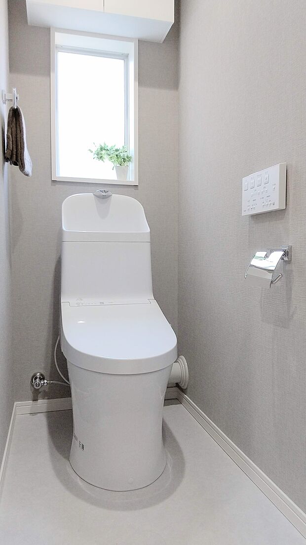 清潔で快適な温水洗浄機能付トイレです。換気にも役立つ窓付きで、光と風を取り入れられます。 