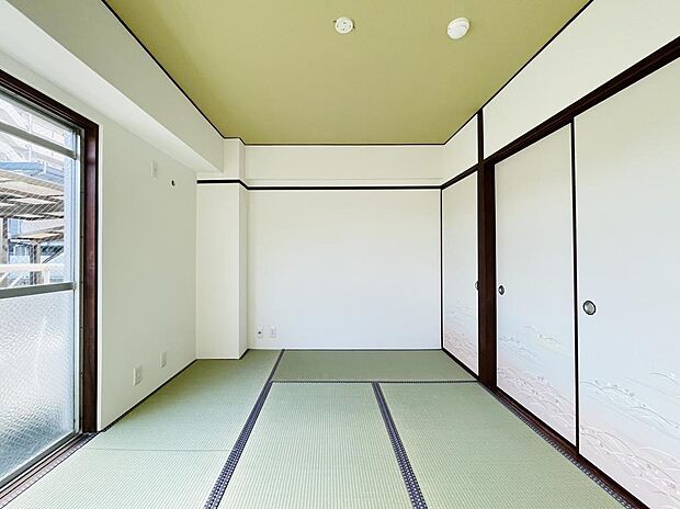 約6帖の和室です。和室の畳には、空気中の水分を吸収したり放出したりできるため自然と湿度環境を快適にしてくれる働きがあります。