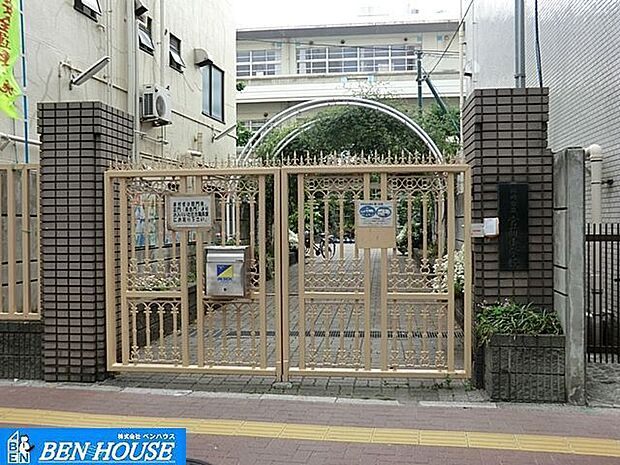 川崎市立宮前小学校 徒歩5分。教育施設が近くに整った、子育て世帯も安心の住環境です。 380m