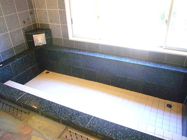 1階浴室です。とにかくこの広さは大浴場と言っても過言ではございません。温泉三昧を堪能くださいませ。