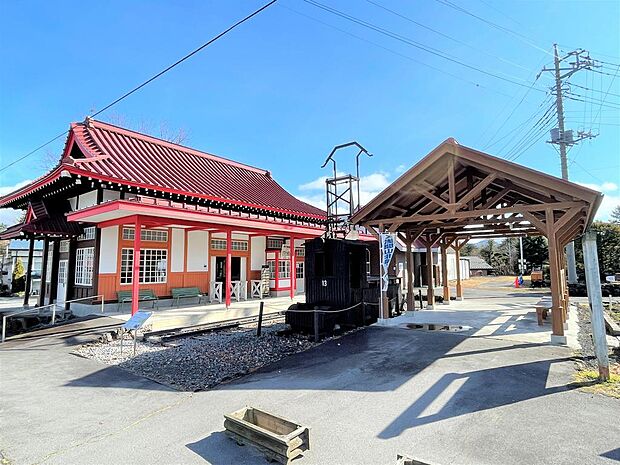 本件は、観光名所の旧草軽電鉄北軽井沢駅舎まで車で10分位の場所に位置しています。