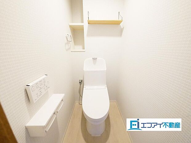 温水洗浄付きのトイレです。便利な収納スペース付きで、空間をすっきりと見せることができます。