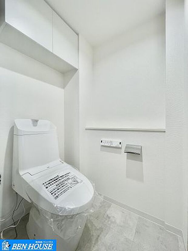 ・シャワー洗浄機能付のトイレは、清潔感が印象的な空間ですね。・吊戸棚の設置があり、トイレットペーパーやお掃除道具などもスッキリ収納できます・是非ご確認ください