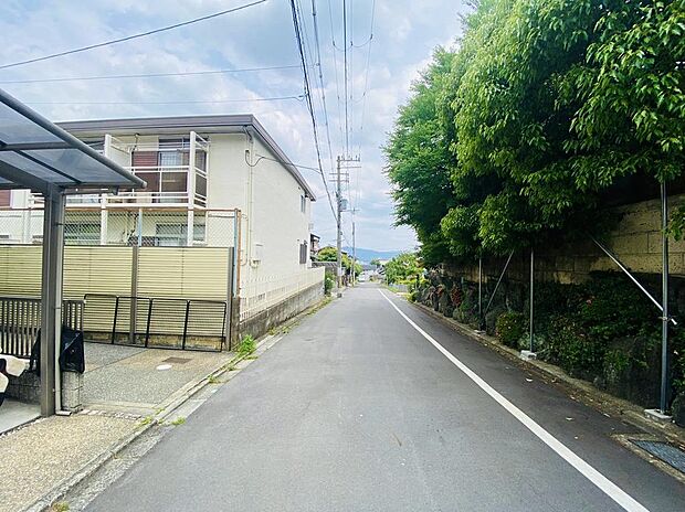 前面道路です。車通りが少なく閑静な住宅街です。北山通りに出ると買い物施設が充実しており住環境良好です。