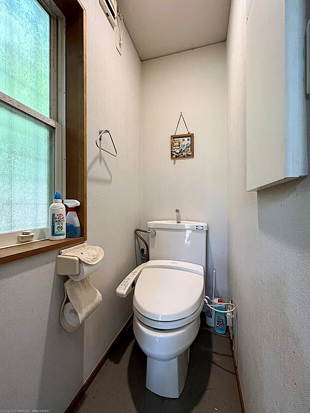 1階のトイレです。白を基調としたお手洗いは清潔感があります。