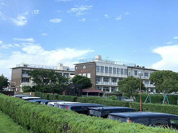 衣浦小学校　760m　徒歩約10分　全校生徒約450人、進学先は武豊中学校及び富貴中学校です。