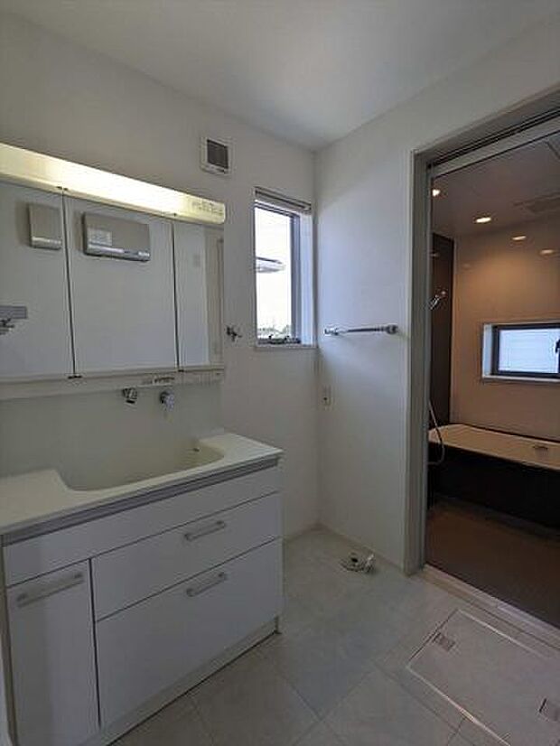 2階：広い洗面ボウルでは楽にシャンプーや手洗い洗濯ができます。