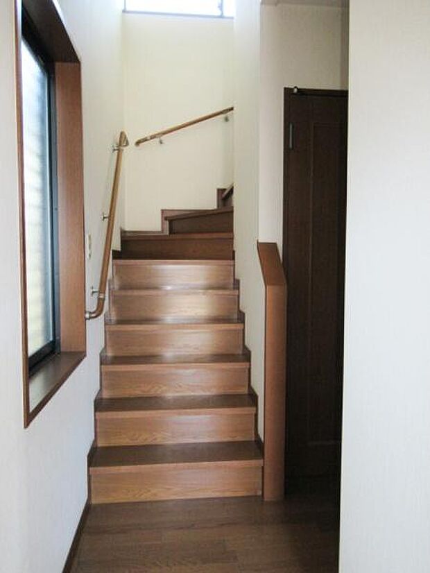 手摺付きの階段で上り下りも安心。