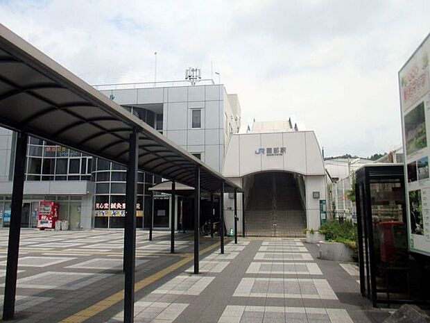 ＪＲ園部駅京都駅へは普通電車で約46分、快速約36分、特急で約30分。東口はロータリーが整備され、国道9号線からのアクセスに便利。西口は園部町内を回るバスのターミナル、駐輪場があります。 1840m