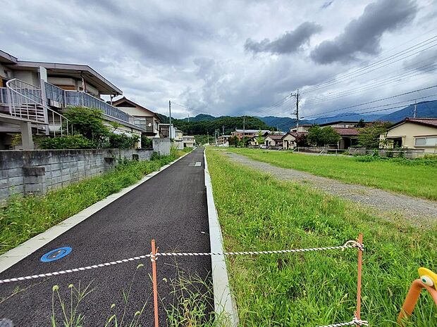 整備中の緑が丘アクセス線広い道路に接道。 